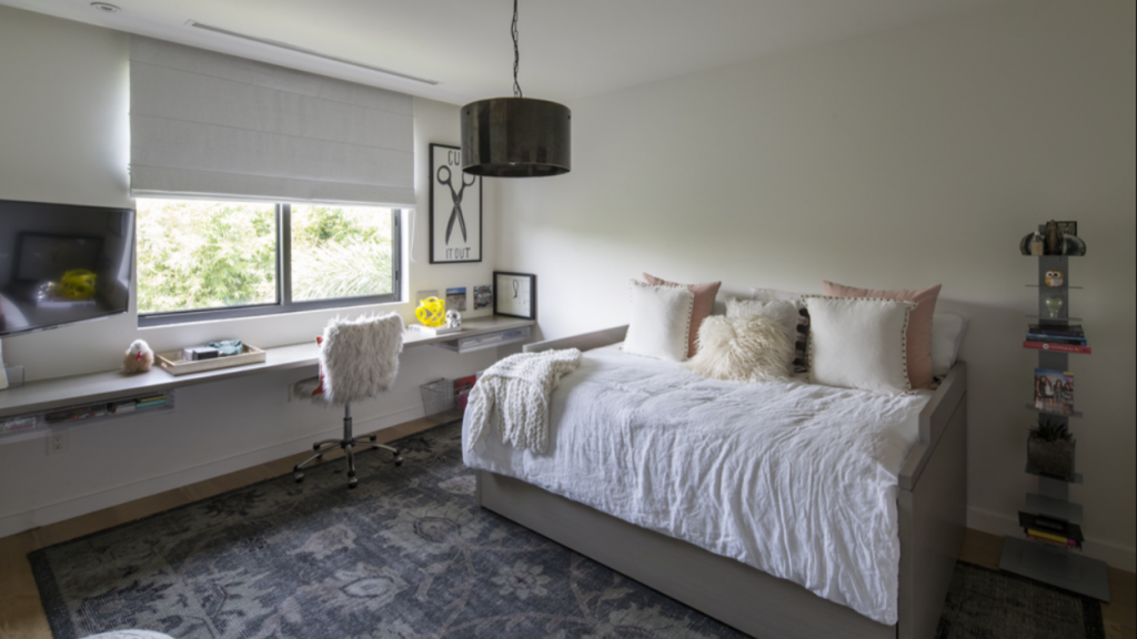 Cortina branca com blecaute para quarto: como escolher a solução ideal